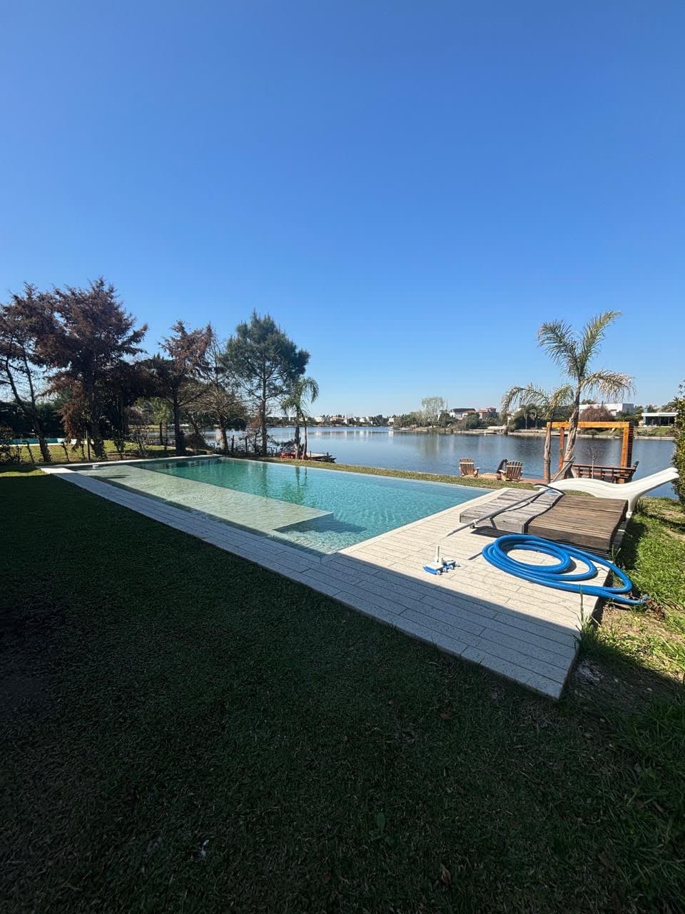 Piscina 12 × 6 m con playa húmeda en Barrio San Francisco · Villanueva